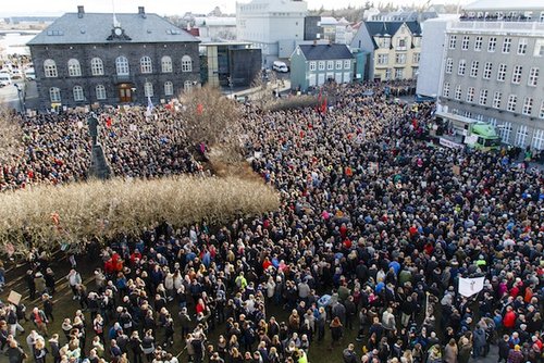 Protesters call for resignation of Icelandic PM over Panama Papers